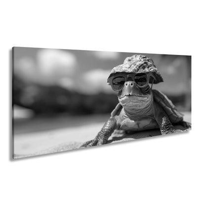 Leinwandbild Schildkröte mit Stil – Sonnenhut, Brille, Strand und Coolness. - deyoli