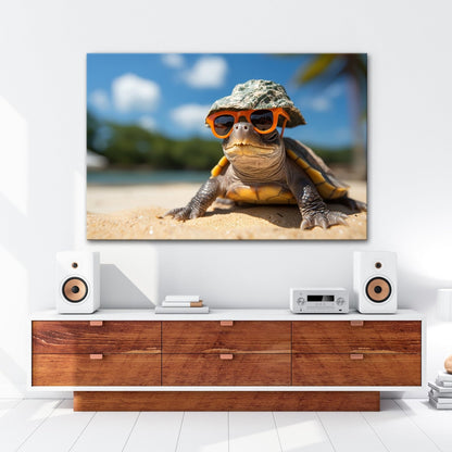 Leinwandbild Schildkröte mit Stil – Sonnenhut, Brille, Strand und Coolness. - deyoli
