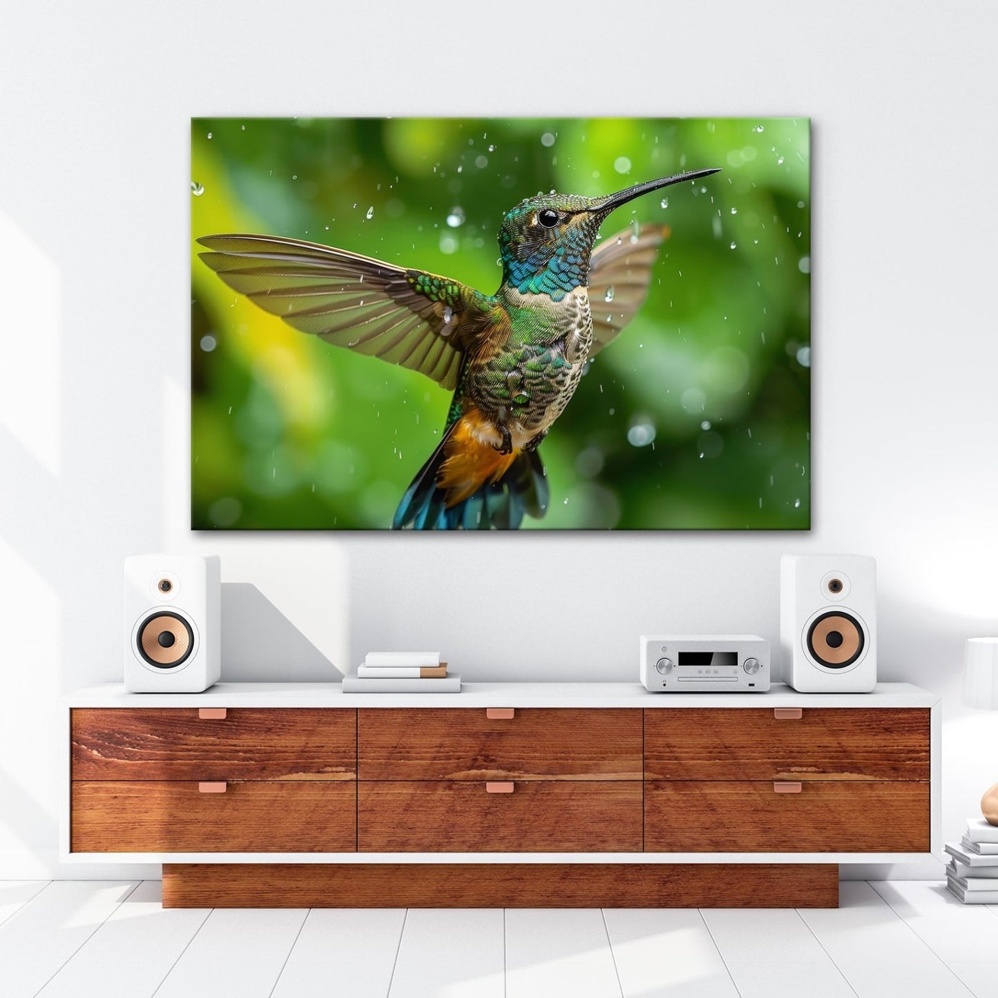 Leinwandbild Schillernd im Regen – ein Kolibri tanzt mit Tropfen. - deyoli