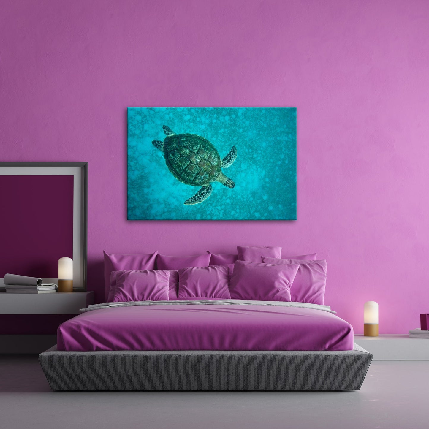 Leinwandbild Schwebend gleitet sie durch die Tiefe des blauen Ozeans. - deyoli