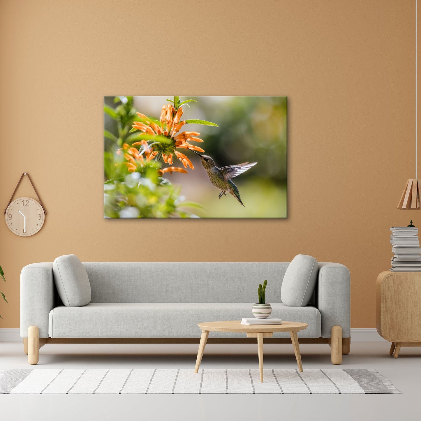 Leinwandbild Schwebend zart – Kolibri küsst Blüte im Sonnenlicht - deyoli