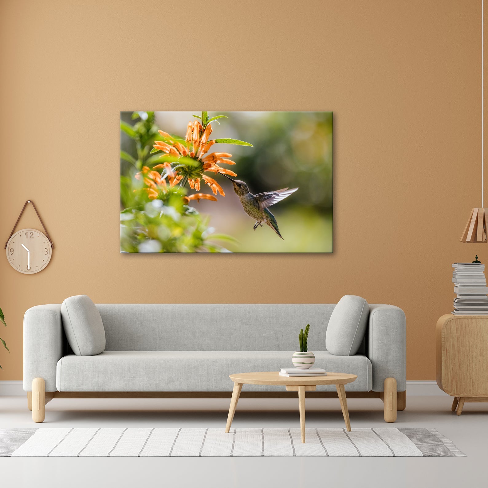 Leinwandbild Schwebend zart – Kolibri küsst Blüte im Sonnenlicht - deyoli