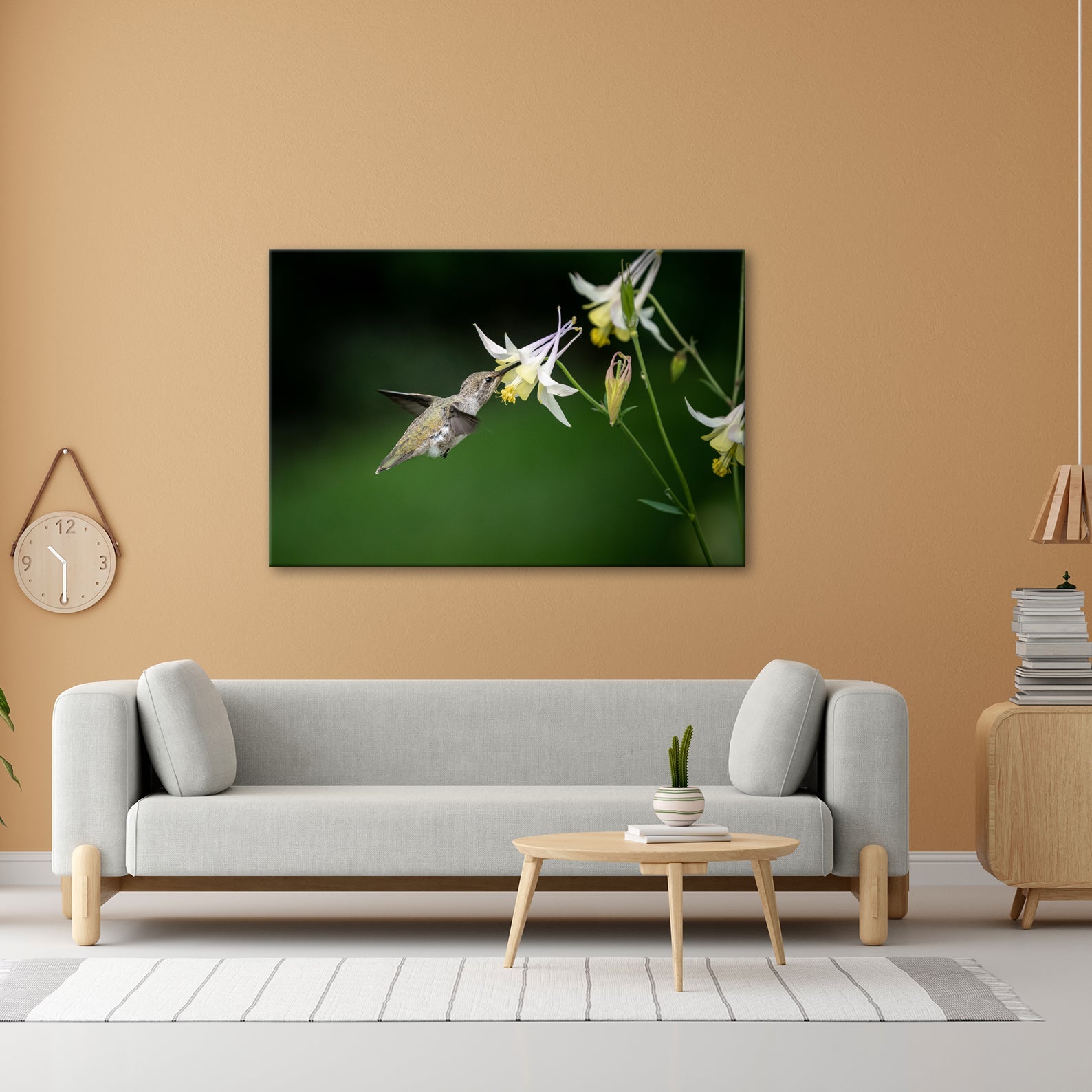 Leinwandbild Schwebend zart – Kolibri küsst eine elfenhafte Blüte - deyoli