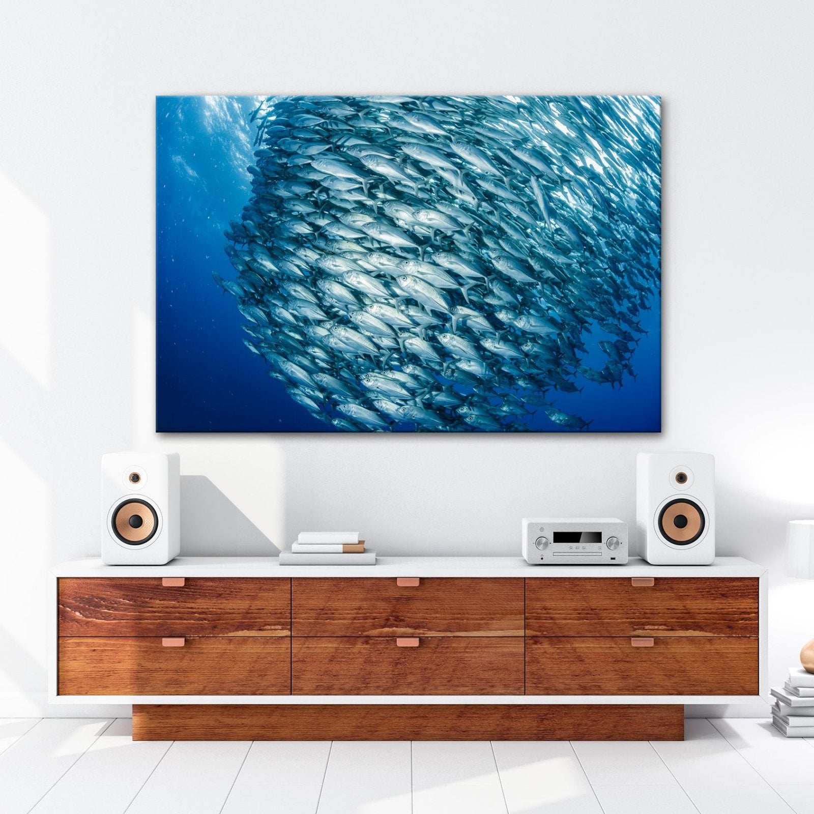 Leinwandbild Silberner Schwarm – das Meer lebt in Bewegung. - deyoli