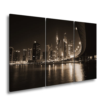 Leinwandbild Skyline XXL – Nächtlich spiegelt in violetten Lichtern - deyoli
