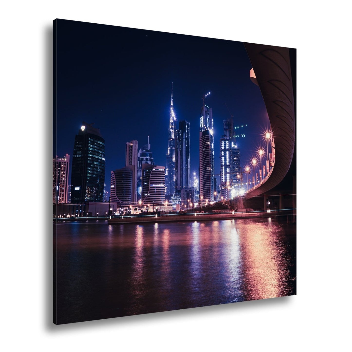 Leinwandbild Skyline XXL – Nächtlich spiegelt in violetten Lichtern - deyoli