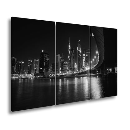 Leinwandbild Skyline XXL – Nächtlich spiegelt in violetten Lichtern - deyoli