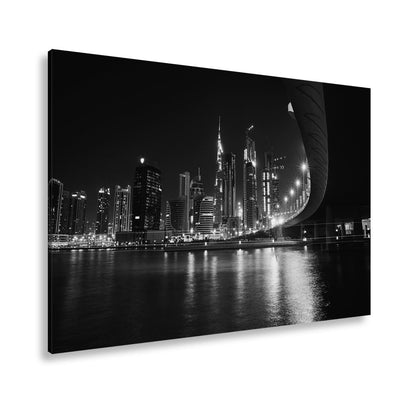 Leinwandbild Skyline XXL – Nächtlich spiegelt in violetten Lichtern - deyoli