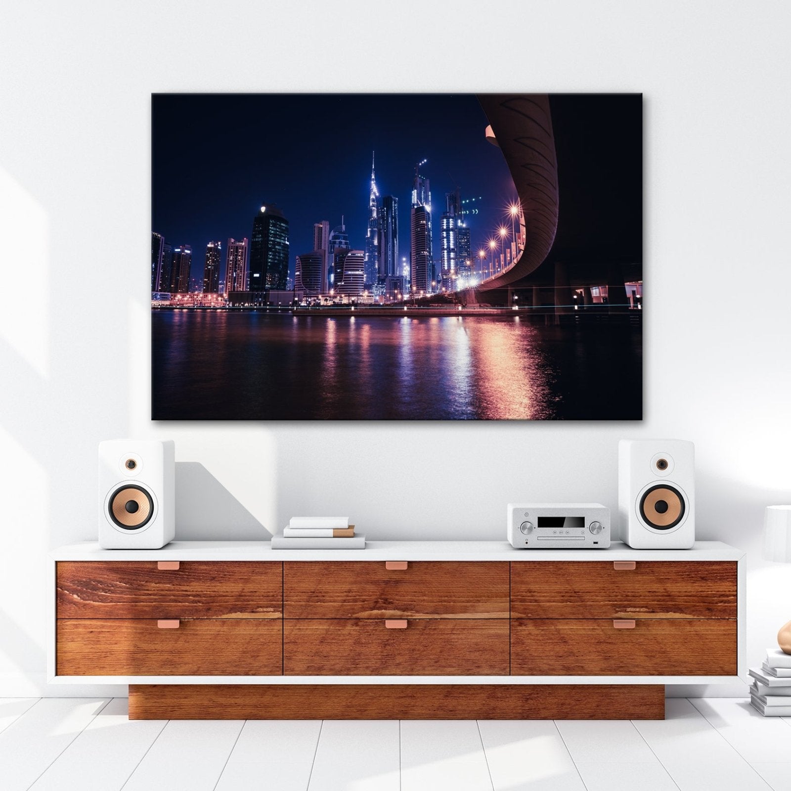 Leinwandbild Skyline XXL – Nächtlich spiegelt in violetten Lichtern - deyoli