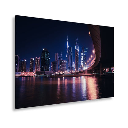 Leinwandbild Skyline XXL – Nächtlich spiegelt in violetten Lichtern - deyoli