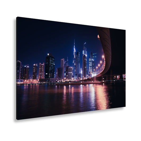 Leinwandbild Skyline XXL – Nächtlich spiegelt in violetten Lichtern - deyoli