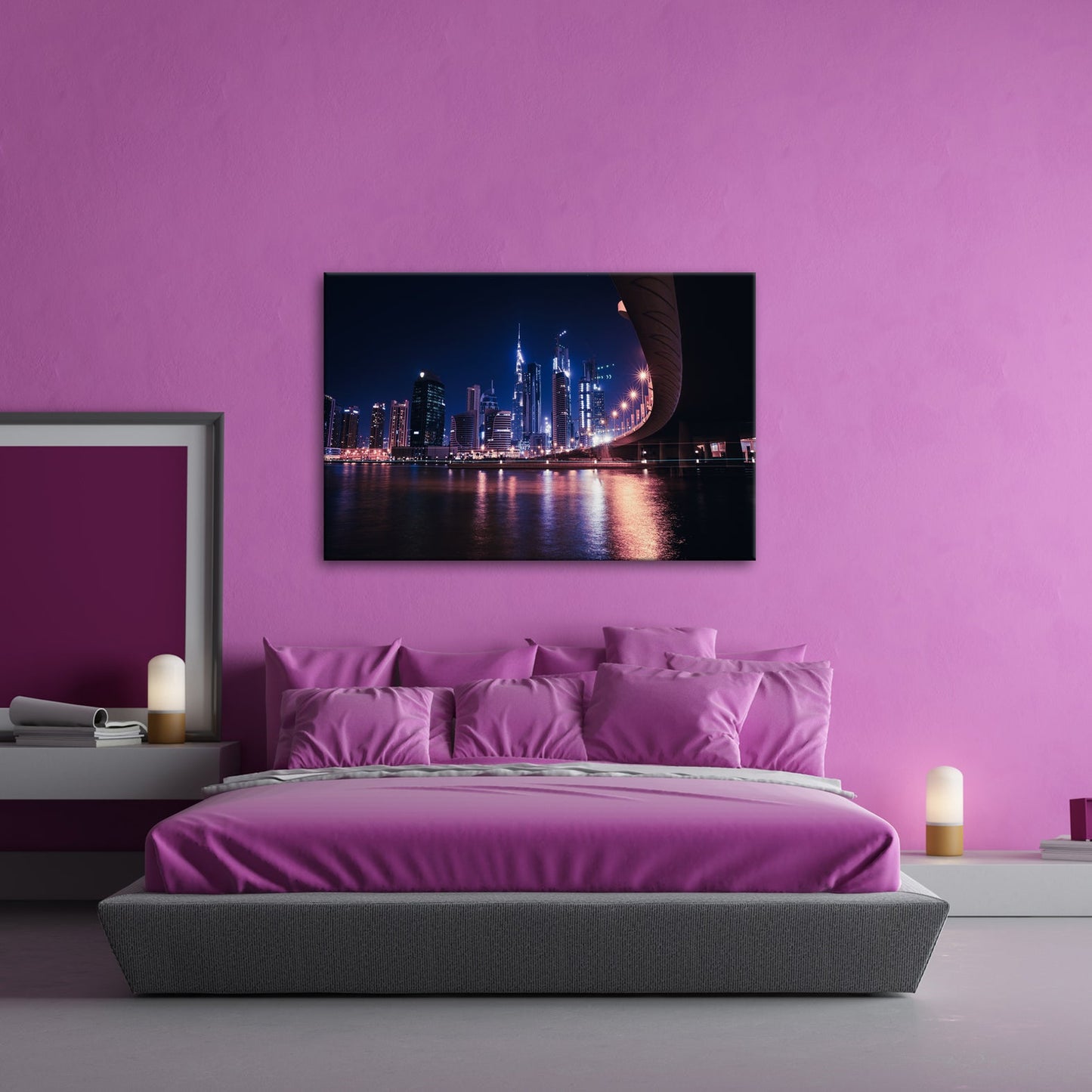 Leinwandbild Skyline XXL – Nächtlich spiegelt in violetten Lichtern - deyoli