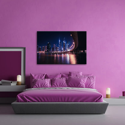 Leinwandbild Skyline XXL – Nächtlich spiegelt in violetten Lichtern - deyoli