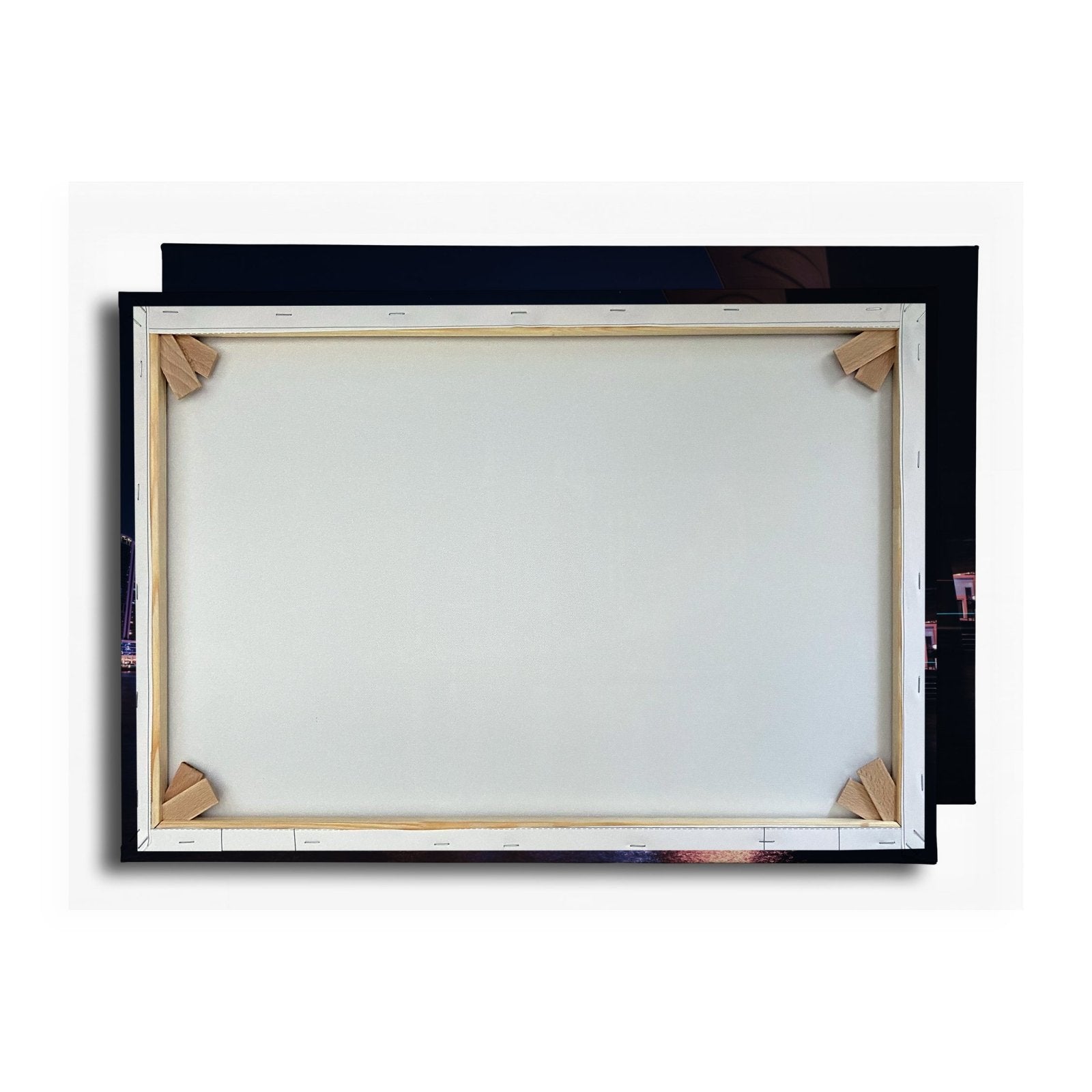 Leinwandbild Skyline XXL – Nächtlich spiegelt in violetten Lichtern - deyoli