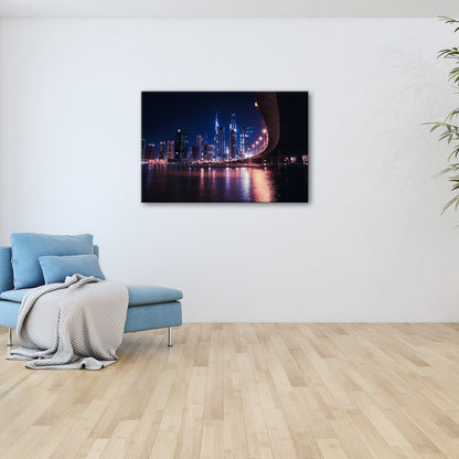 Leinwandbild Skyline XXL – Nächtlich spiegelt in violetten Lichtern - deyoli