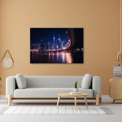 Leinwandbild Skyline XXL – Nächtlich spiegelt in violetten Lichtern - deyoli