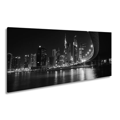 Leinwandbild Skyline XXL – Nächtlich spiegelt in violetten Lichtern - deyoli