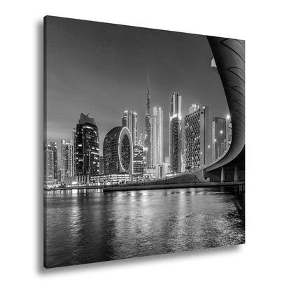Leinwandbild Skyline XXL – Nächtlich spiegelt sich strahlend im ruhigen Wasser - deyoli
