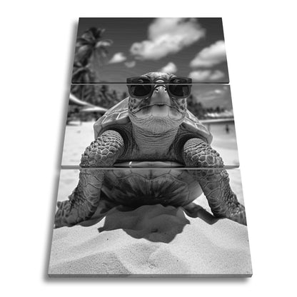Leinwandbild Sonnenanbeterin mit Panzer und roter Brille. - deyoli