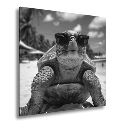 Leinwandbild Sonnenanbeterin mit Panzer und roter Brille. - deyoli