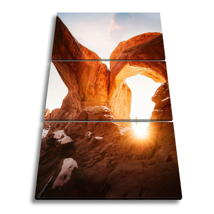 Leinwandbild Sonnenaufgang durch majestätische Felsbögen – Natur XXL - deyoli