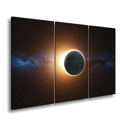 Leinwandbild Sonnenkorona umhüllt einen Planeten im stillen Weltraum - deyoli