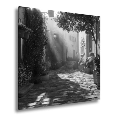 Leinwandbild Sonnenlicht tanzt durch verwunschene Gasse – Italien XXL - deyoli