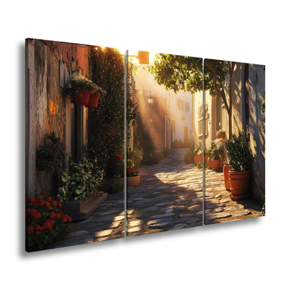 Leinwandbild Sonnenlicht tanzt durch verwunschene Gasse – Italien XXL - deyoli