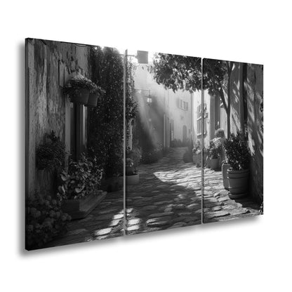 Leinwandbild Sonnenlicht tanzt durch verwunschene Gasse – Italien XXL - deyoli