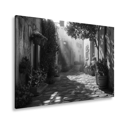 Leinwandbild Sonnenlicht tanzt durch verwunschene Gasse – Italien XXL - deyoli