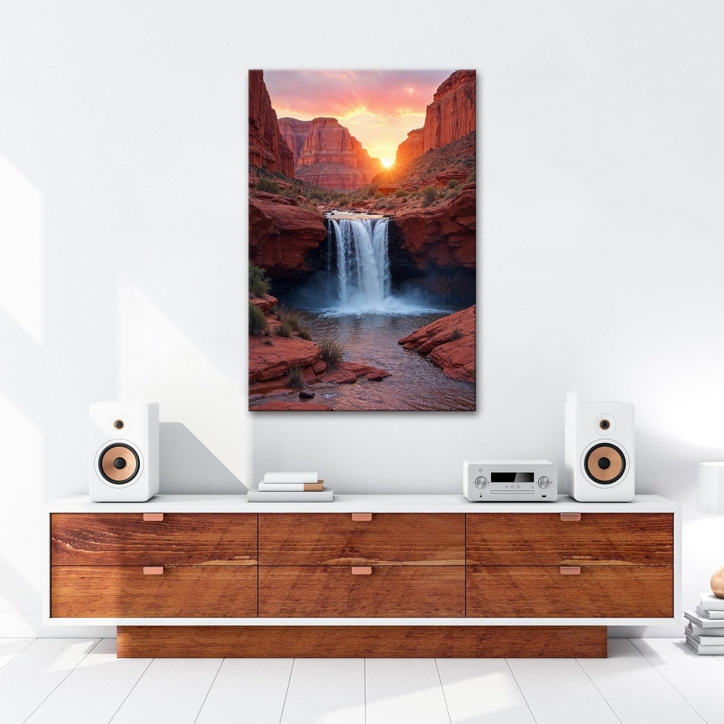 Leinwandbild Sonnenuntergang küsst tosenden Wasserfall im roten Canyon XXL – Natur - deyoli