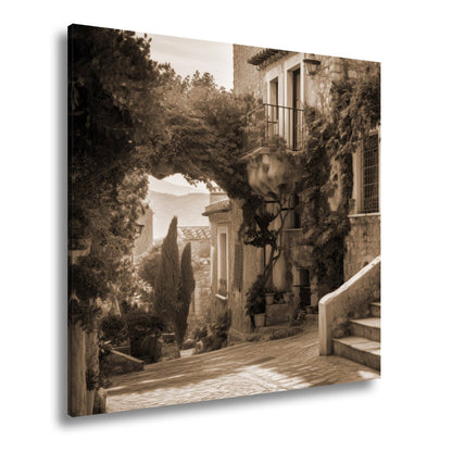 Leinwandbild Sonnenverwobene Gasse voller mediterraner Ruhe - deyoli