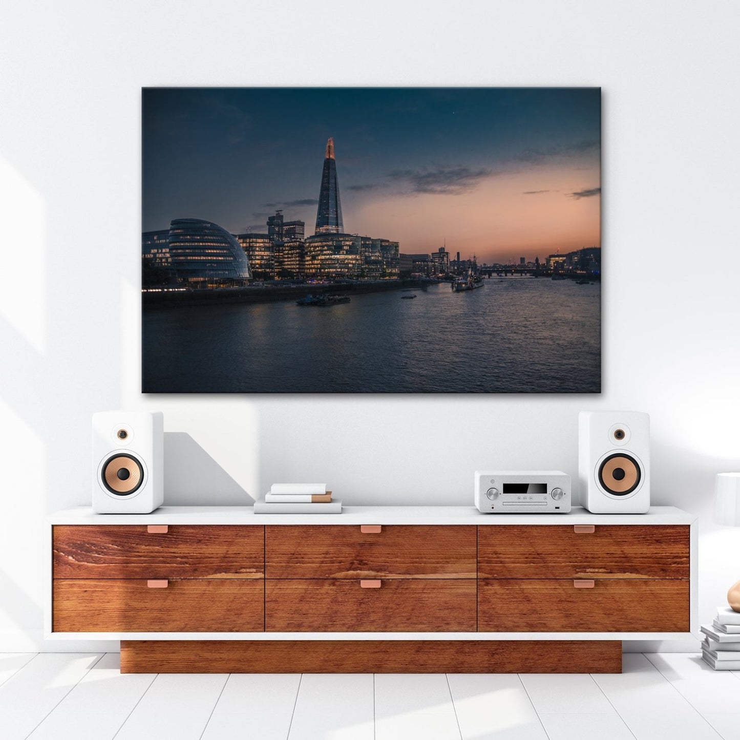 Leinwandbild Stadtlichter am Fluss – London erwacht in der Dämmerung. - deyoli