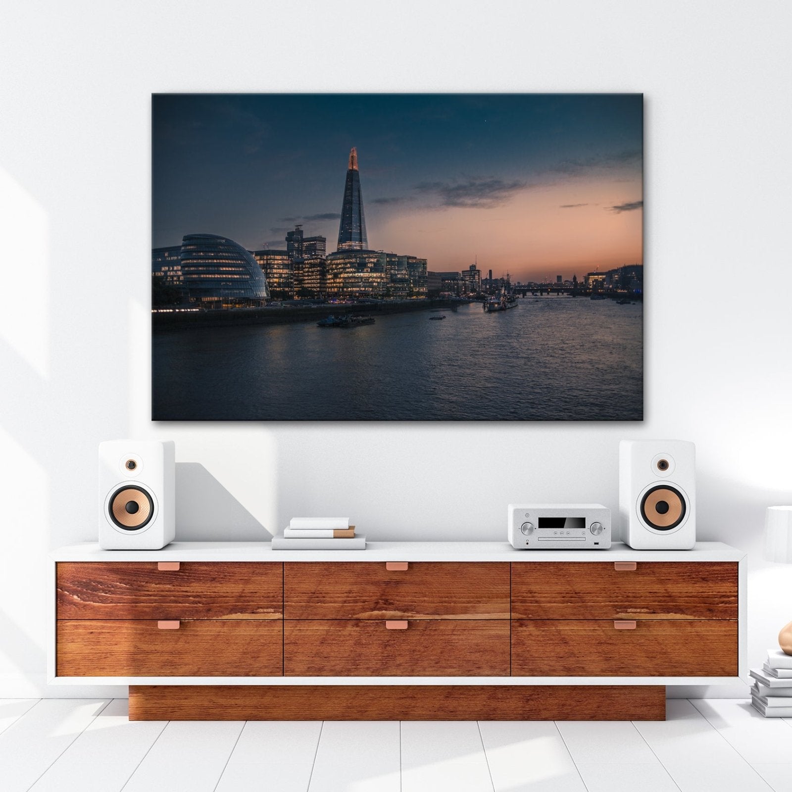 Leinwandbild Stadtlichter am Fluss – London erwacht in der Dämmerung. - deyoli