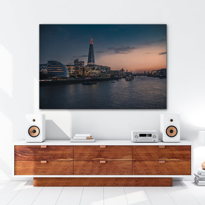 Leinwandbild Stadtlichter am Fluss – London erwacht in der Dämmerung. - deyoli