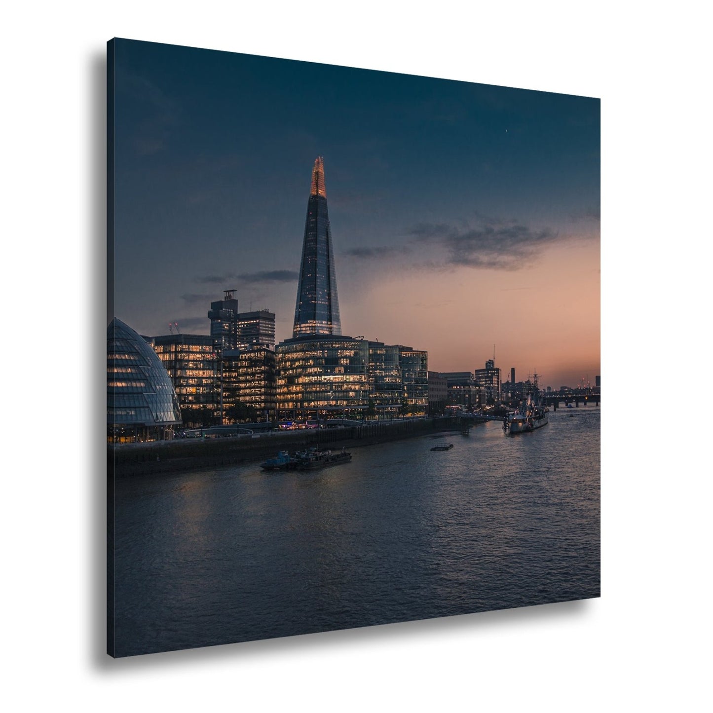 Leinwandbild Stadtlichter am Fluss – London erwacht in der Dämmerung. - deyoli
