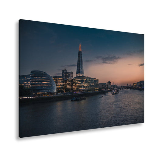 Leinwandbild Stadtlichter am Fluss – London erwacht in der Dämmerung. - deyoli