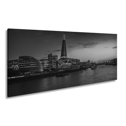 Leinwandbild Stadtlichter am Fluss – London erwacht in der Dämmerung. - deyoli
