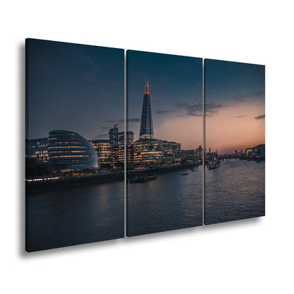Leinwandbild Stadtlichter am Fluss – London erwacht in der Dämmerung. - deyoli