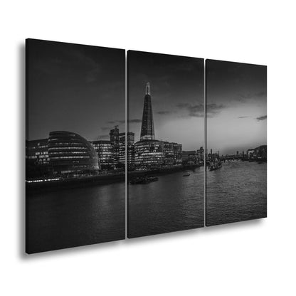 Leinwandbild Stadtlichter am Fluss – London erwacht in der Dämmerung. - deyoli