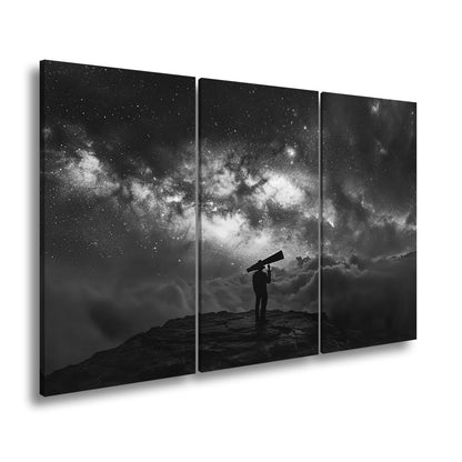 Leinwandbild Sternenbeobachter vor leuchtender Galaxie über den Wolken - deyoli