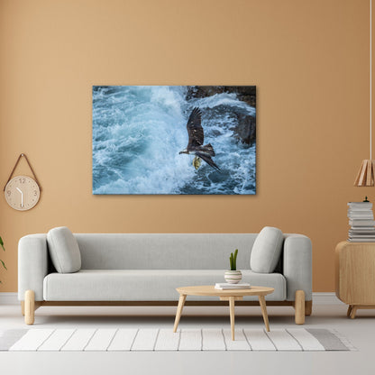 Leinwandbild Stürzender Jäger im Wellenschlag mit Beute - deyoli