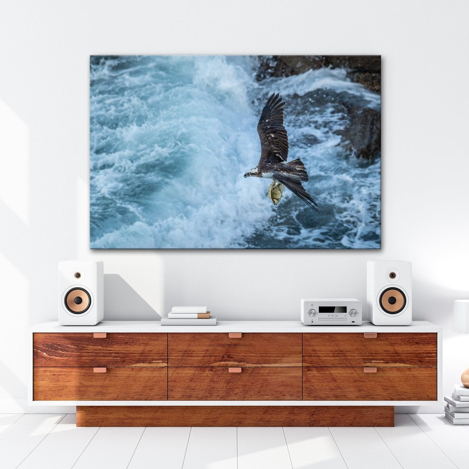 Leinwandbild Stürzender Jäger im Wellenschlag mit Beute - deyoli