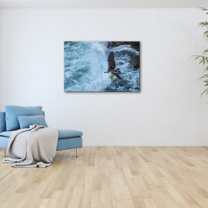 Leinwandbild Stürzender Jäger im Wellenschlag mit Beute - deyoli