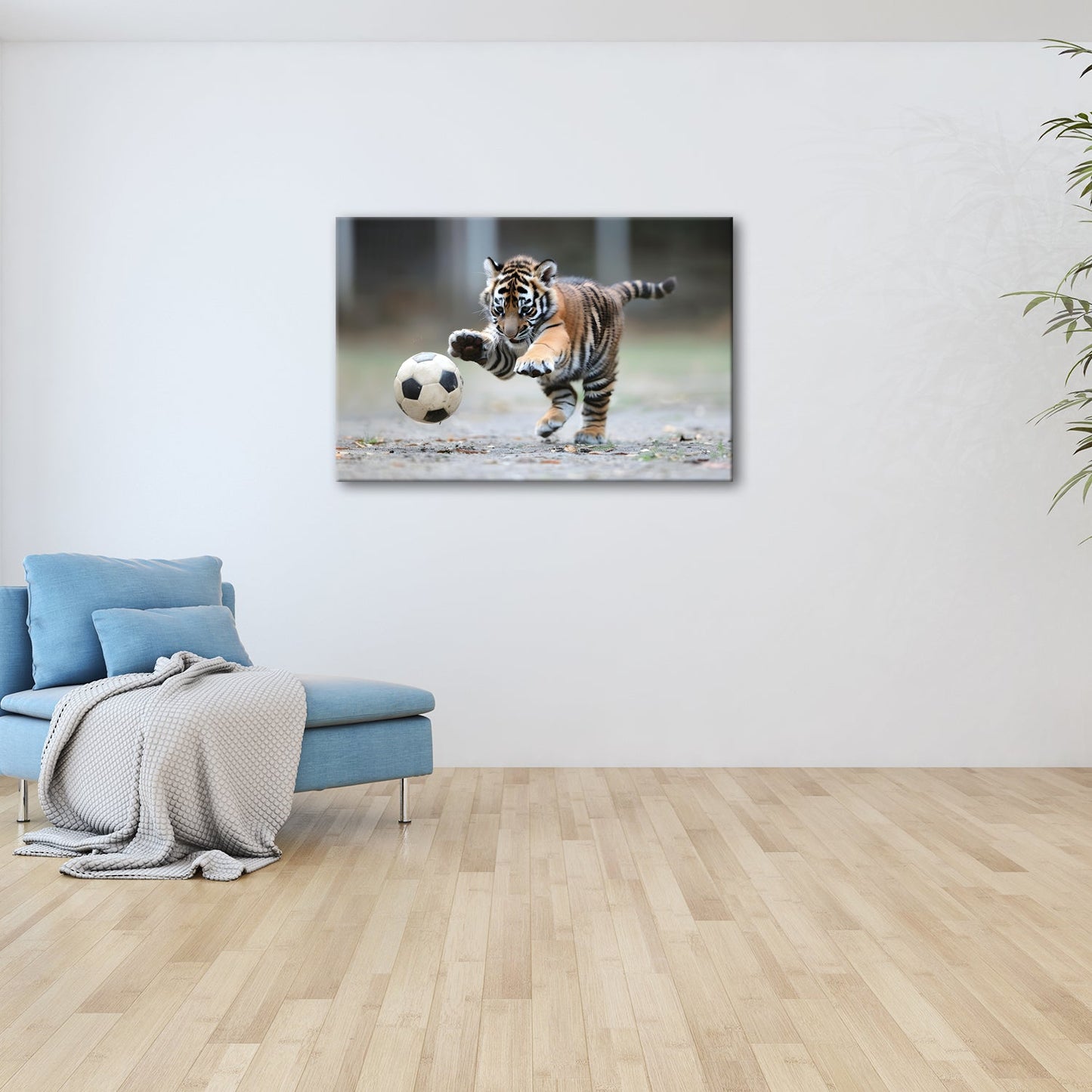 Leinwandbild Tigerbaby im Spielrausch – voller Energie am Ball. - deyoli