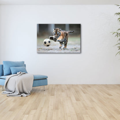 Leinwandbild Tigerbaby im Spielrausch – voller Energie am Ball. - deyoli