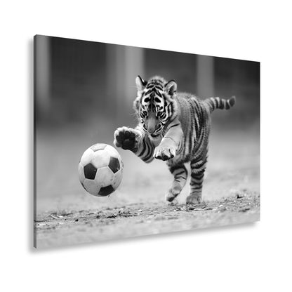 Leinwandbild Tigerbaby im Spielrausch – voller Energie am Ball. - deyoli