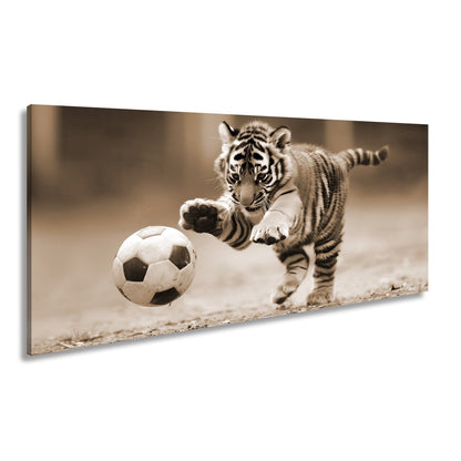 Leinwandbild Tigerbaby im Spielrausch – voller Energie am Ball. - deyoli