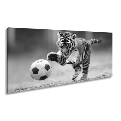 Leinwandbild Tigerbaby im Spielrausch – voller Energie am Ball. - deyoli