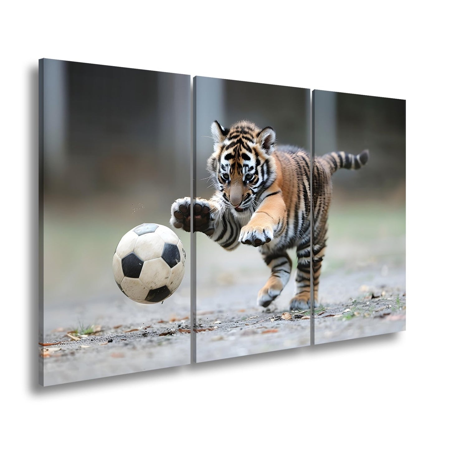Leinwandbild Tigerbaby im Spielrausch – voller Energie am Ball. - deyoli